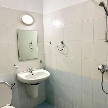 Cozy Flores 2 Bedrooms 阳光海滩